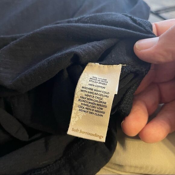 Small Soft Surroundings Black 100% Cotton Soft Top - Picture 3 of 6